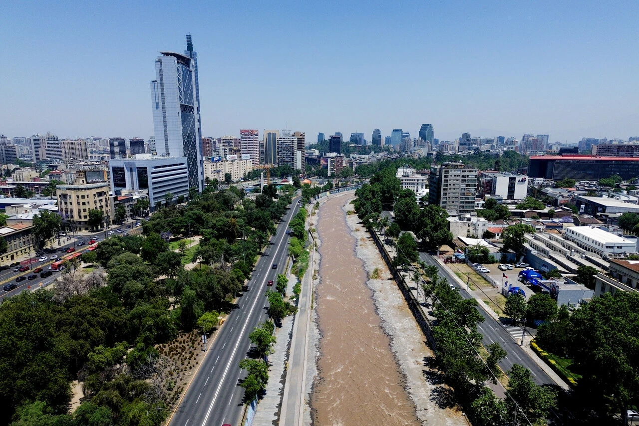 Recolonizado por nalcas y peces pero saturado de fármacos: La cruzada por recuperar la naturaleza del Mapocho