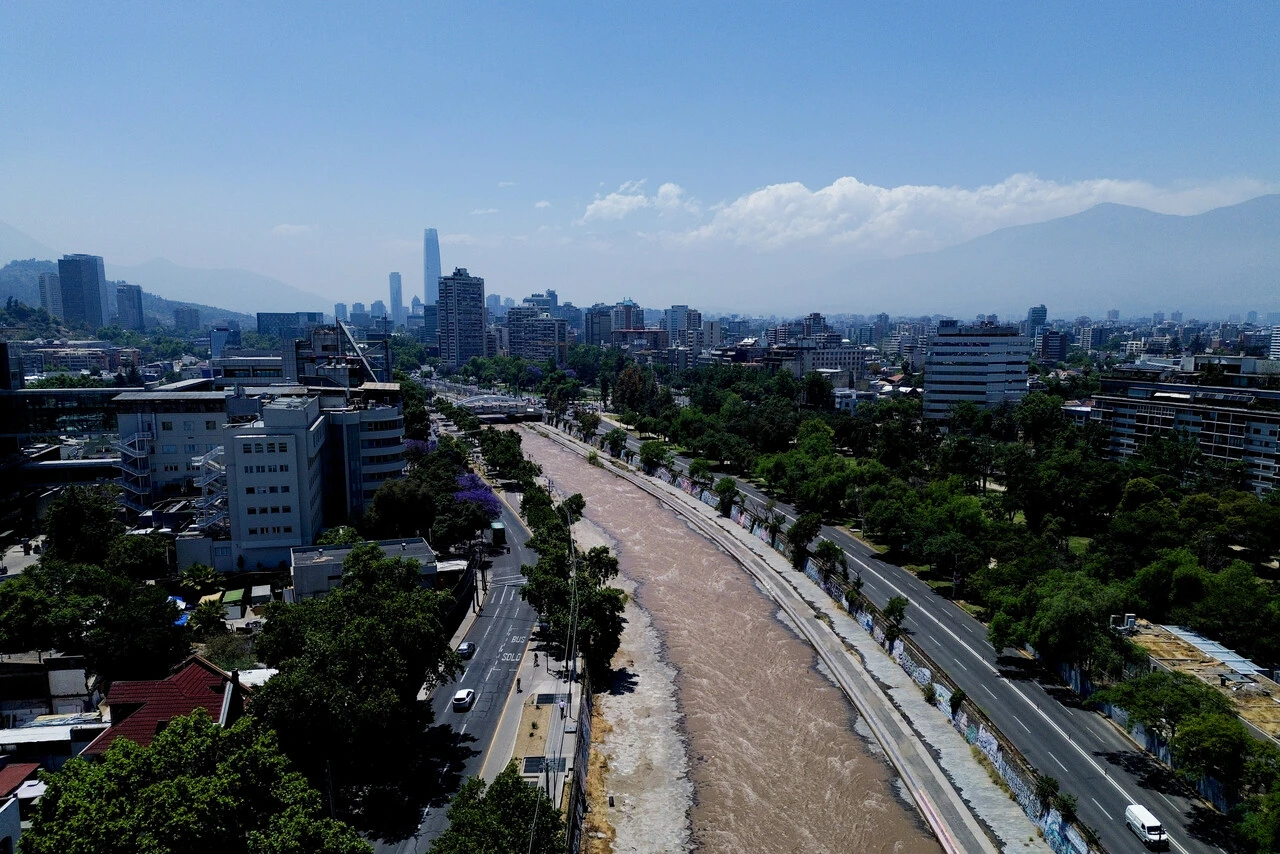 Río Mapocho cruza la ciudad de Santiago.