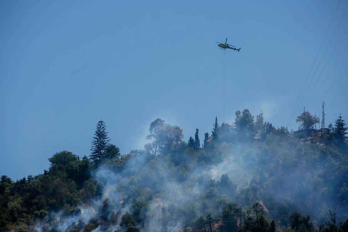 Incendio en el cerro San Cristóbal moviliza a personal de Bomberos: Es cerca de nueva estación de teleférico