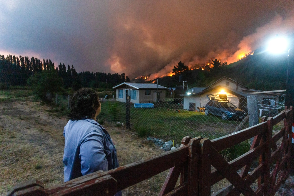 La tragedia en la Patagonia argentina por incendio forestal que amenaza pasar a Chile: Más de 3.000 evacuados