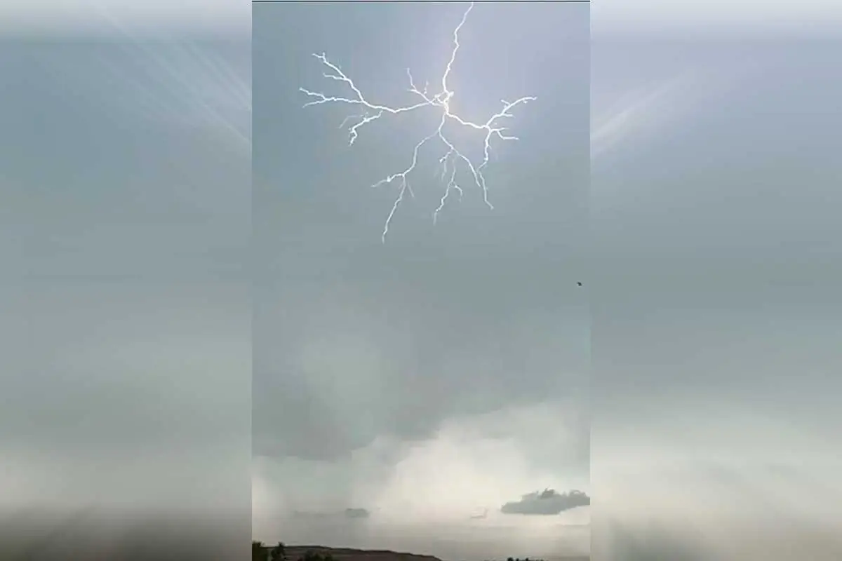 VIDEO| Así comenzó la tormenta eléctrica en San Antonio: Baja segregada dejaría chubascos en Santiago