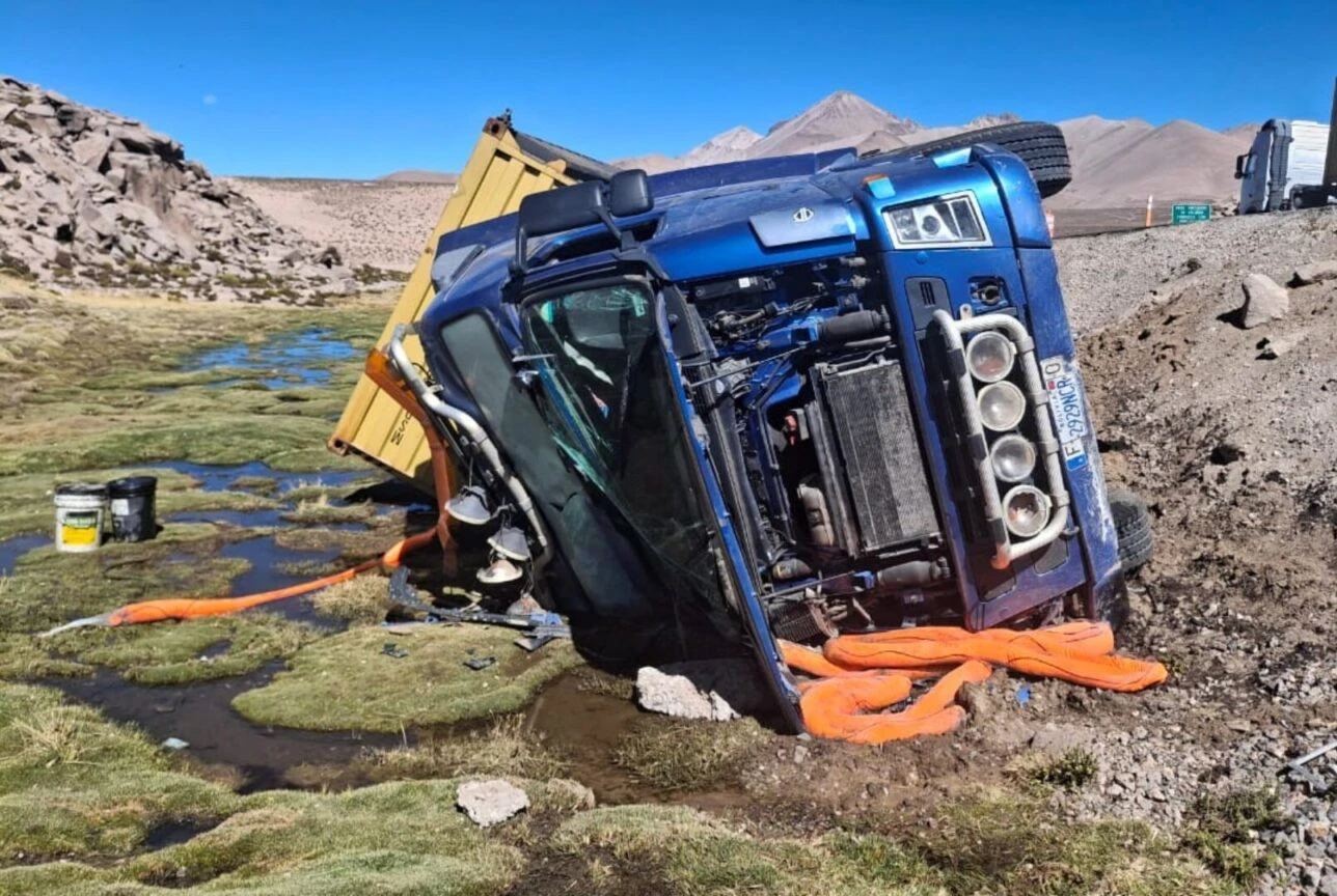 Otra vez un camión boliviano vuelca y derrama petróleo en bofedales del Parque Nacional Lauca en Arica