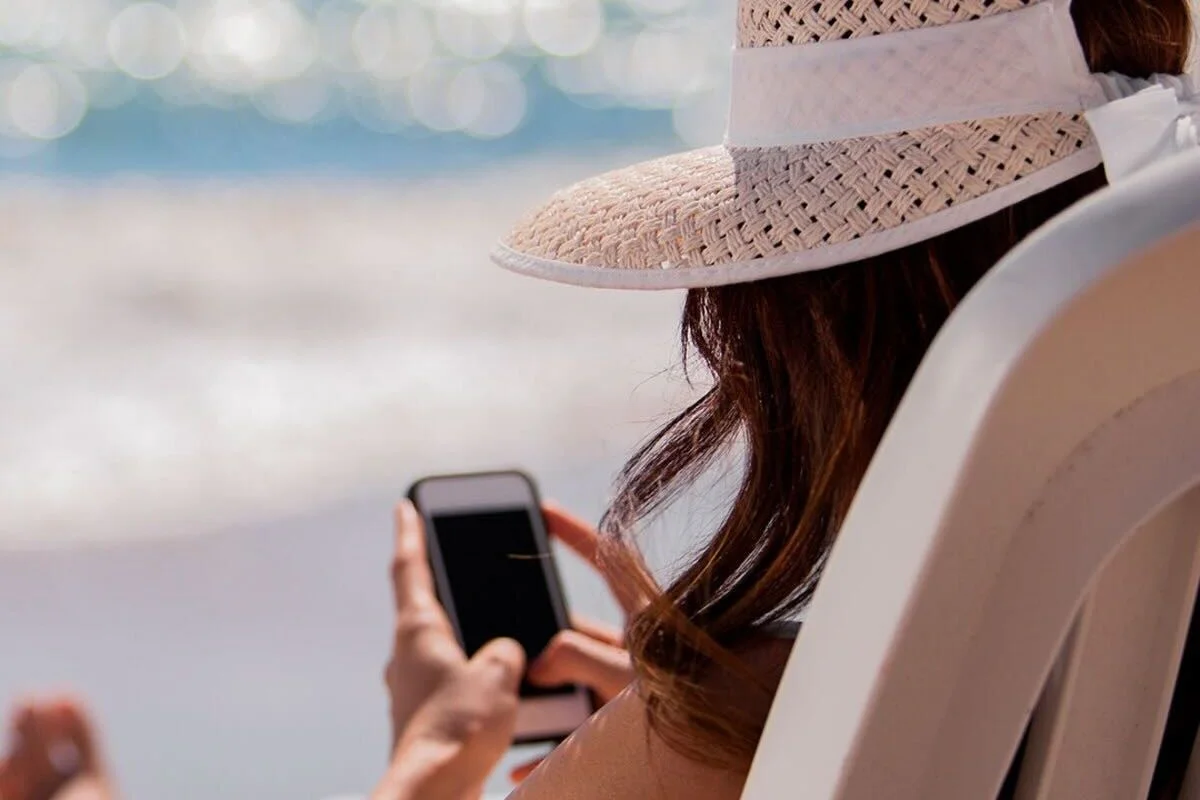 Hiperconexión laboral en Chile: Por qué más de un 60% de los chilenos sigue parcialmente conectado en vacaciones