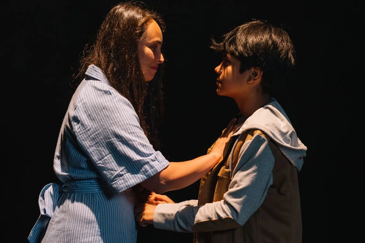 “Ütruf Tripay”: la obra de teatro documental que revisa las adopciones ilegales en Chile que el Estado silenció