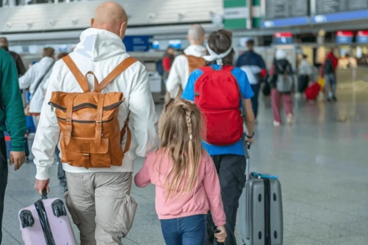 Viajar al extranjero con hijos menores: los 3 errores comunes y qué hacer cuándo padre o madre no autoriza salida