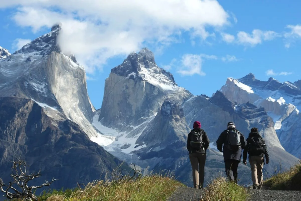 Conaf advierte preocupante alza de turistas expulsados en Torres del Paine: Acampan y cocinan en zonas no autorizadas