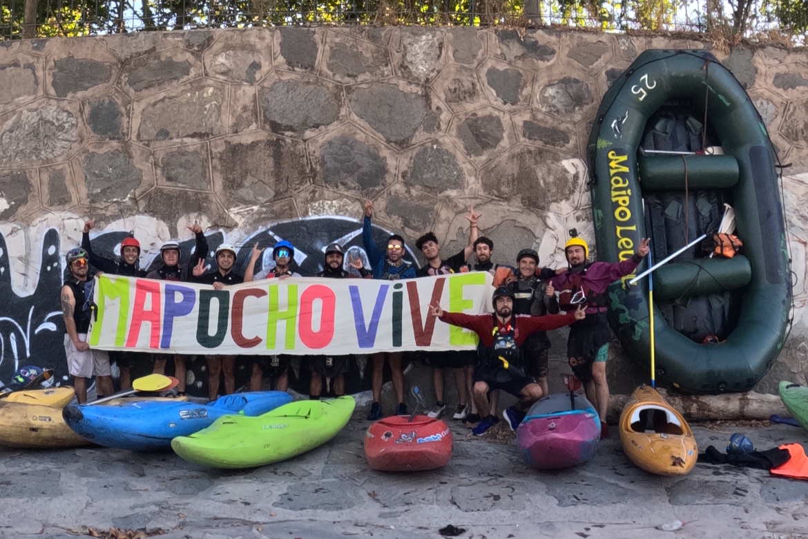 ¿Kayak y surf en el Mapocho? Las iniciativas que buscan conectar con el río capitalino a través del deporte