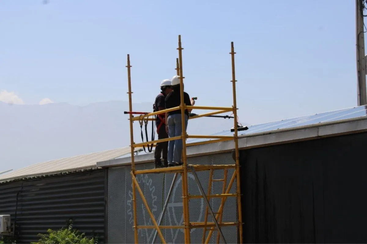 Mantención y limpieza de los paneles fotovoltaicos ubicados en el Punto Limpio Central del Campus San Joaquín.