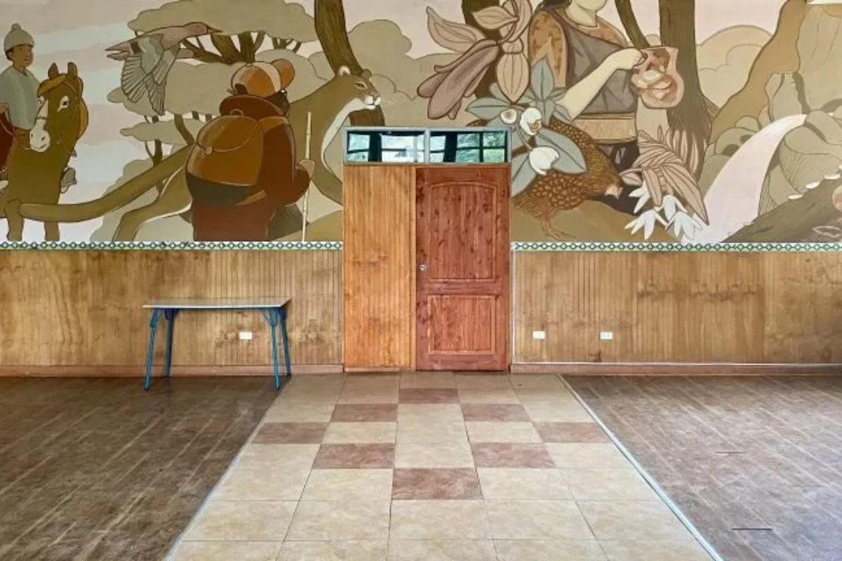 Colores naturales y arcilla del territorio dan vida a un mural que destaca la cultura y el patrimonio de Villarrica