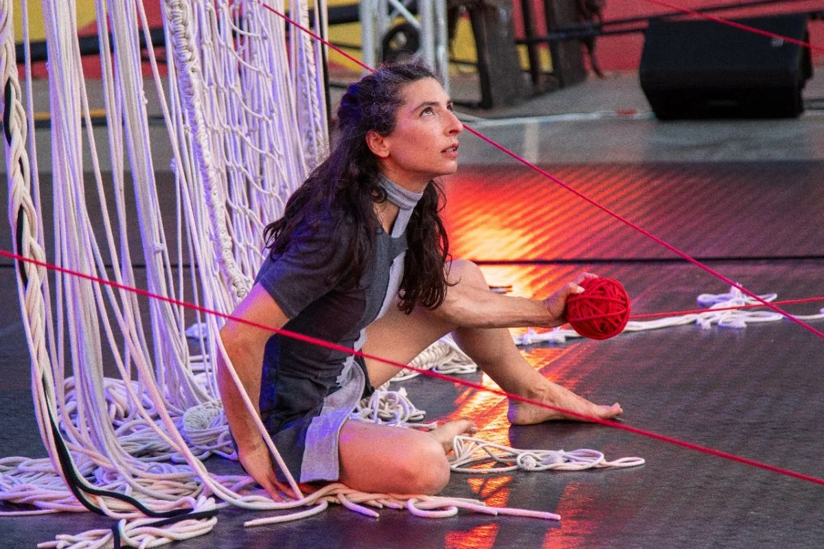 Con telar gigante en el escenario obra de circo contemporáneo recorre la historia colectiva del textil femenino