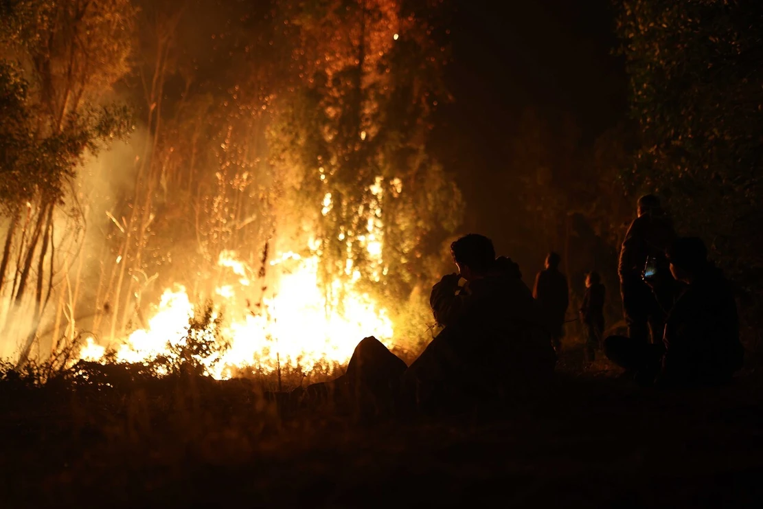 VIDEO| Bombero rescata a dos bebés en medio del fuego que consumió casi la totalidad de Lirquén