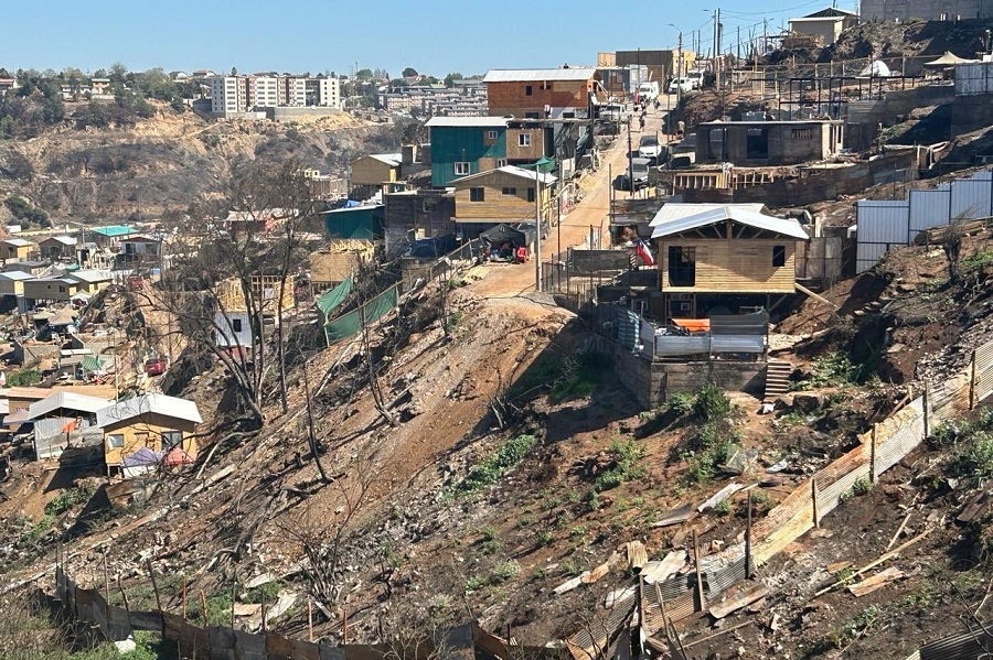 Derrumbes y aluviones amenazan mitad de los suelos incendiados en Viña, advierten académicos