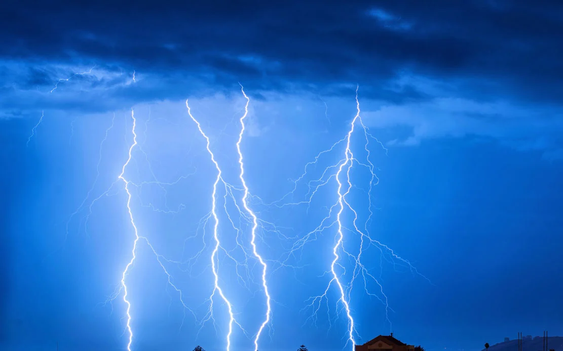 Lluvia y tormenta eléctrica de verano dejó a más de 30 mil hogares sin luz y 21 personas aisladas en Cajón del Maipo