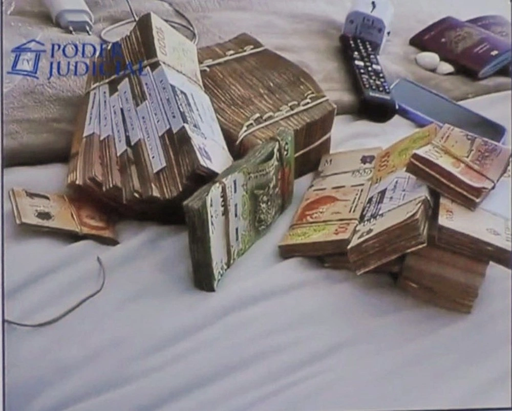 Ángela Vivanco complicada por foto de fajos de billetes en cama de hotel argentino: Hoy decretarían histórica prisión preventiva