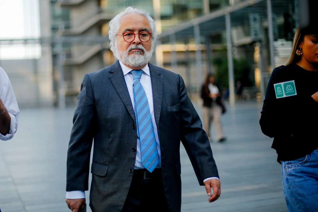 Luis Hermosilla mantiene arresto domiciliario total: Aseguró que fiscal Parra le pidió “gestiones” y pide que salga de investigación