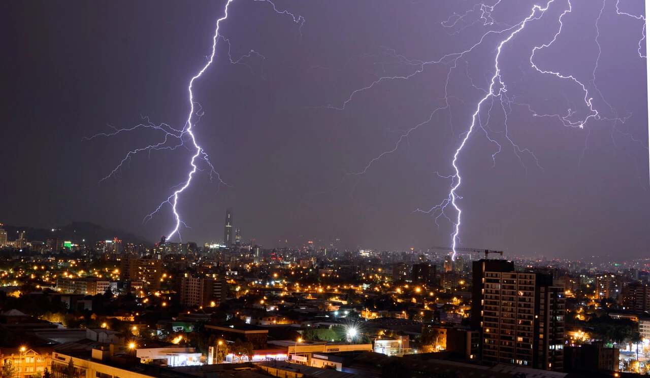 MeteoChile extiende aviso por tormentas eléctricas para todo Santiago: Evento sería similar al del domingo