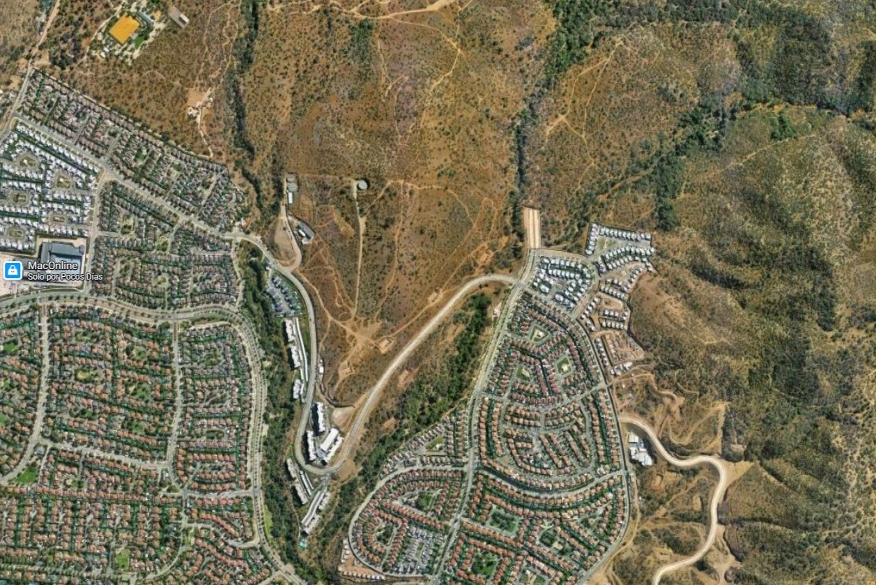 Urbanización en lo barnechea colindante con área de preservación ecológica.