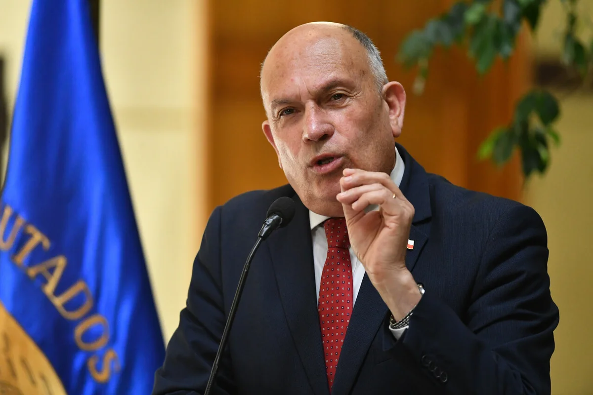 Comisión de Pesca aprueba 60 indicaciones "copy-paste" de empresa Sonapesca presentadas por diputado Bobadilla (UDI)