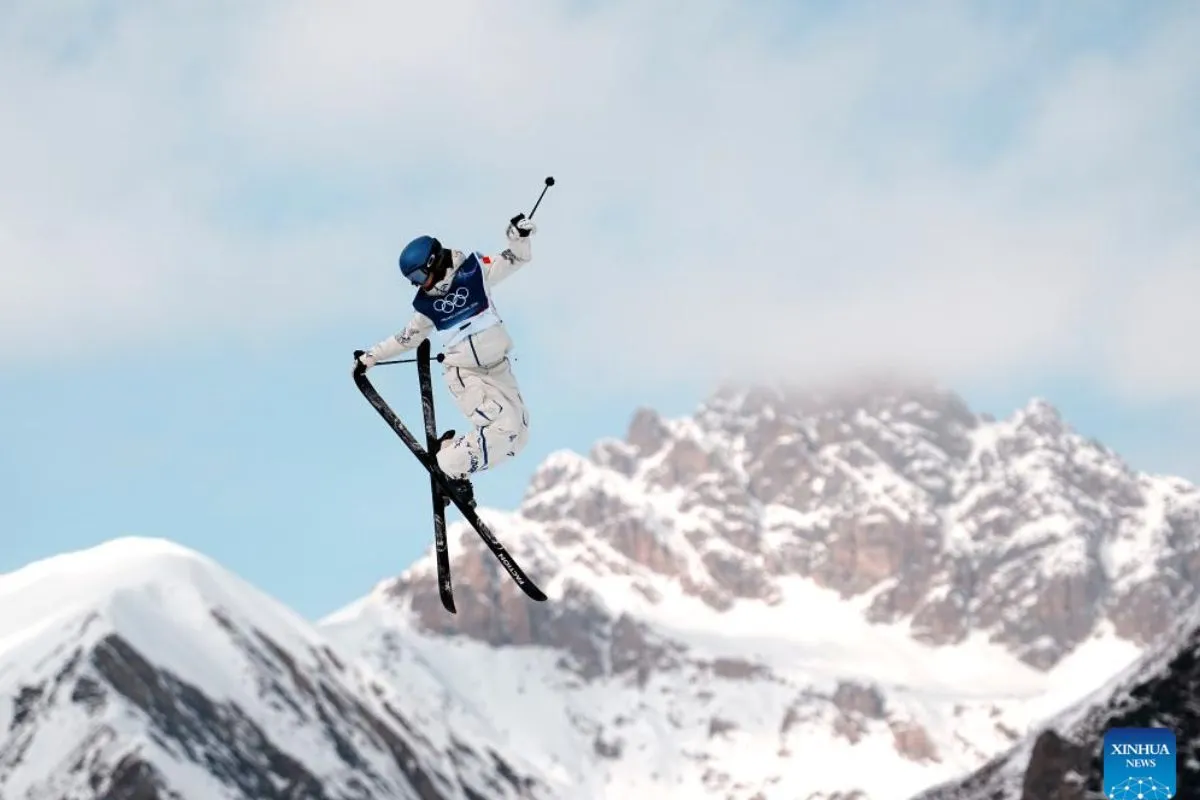 Gu Ailing, de China, compite durante la final de esquí slopestyle femenino de esquí acrobático