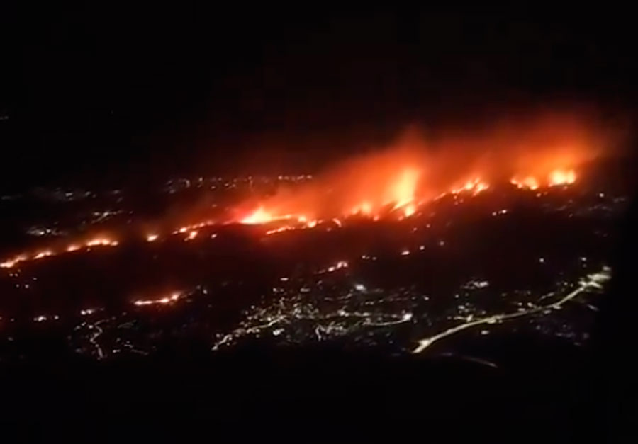 Mega incendio forestal amenaza a Atenas en Grecia: 50.000 evacuados y 10.000 hectáreas quemadas