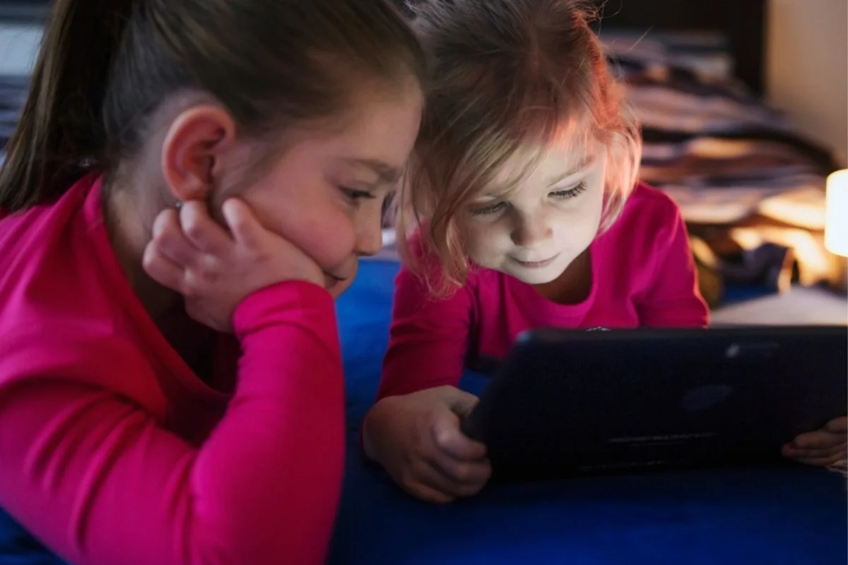 Exceso de pantallas en verano: cómo identificar los síntomas en niñas y niños, y cómo prepararlos para el regreso a clases