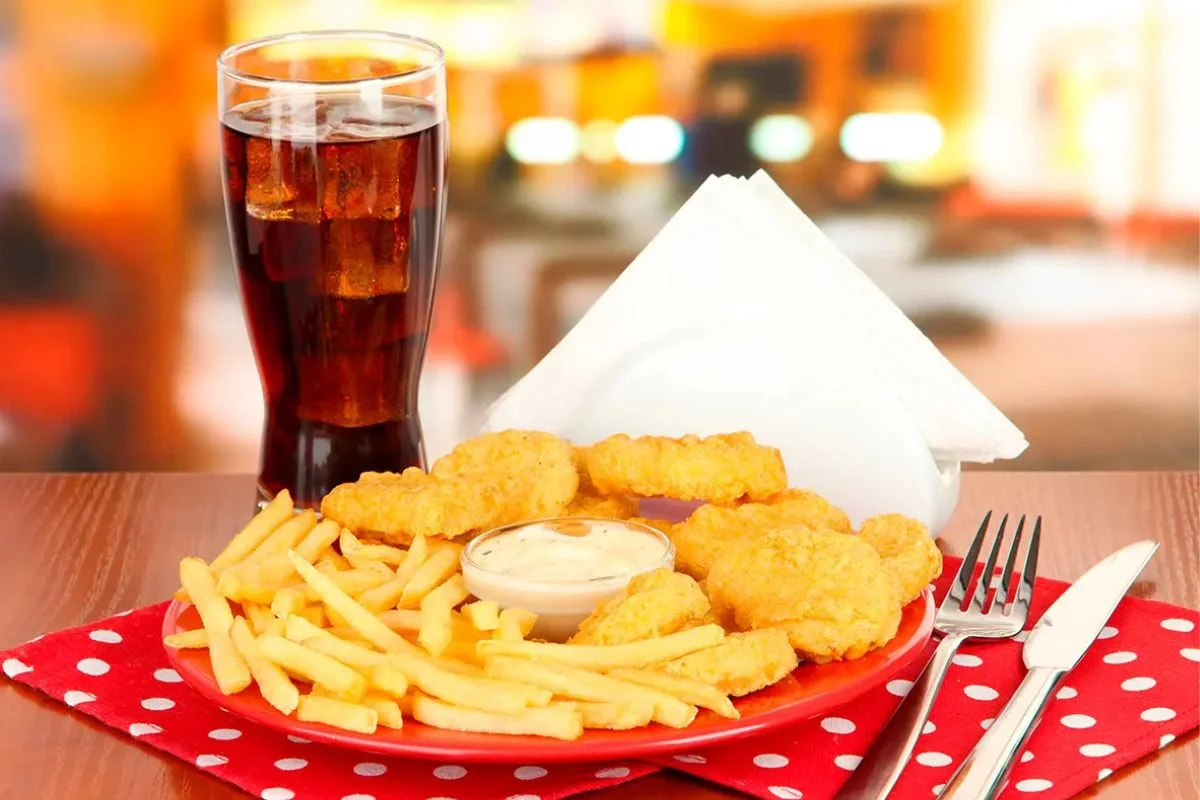 “Vamos a tener que volver al azucarero y la botellita de soya”: Expertas explican nuevas normas de plástico en locales de comida