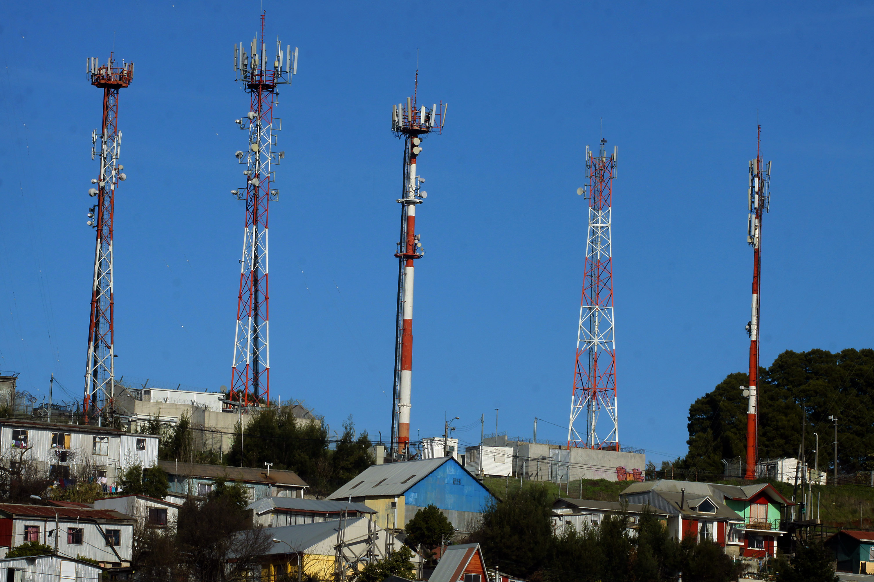 Reclamos por mala señal, lentitud y cortes activan protocolo SERNAC contra Movistar, Claro, Entel y WOM