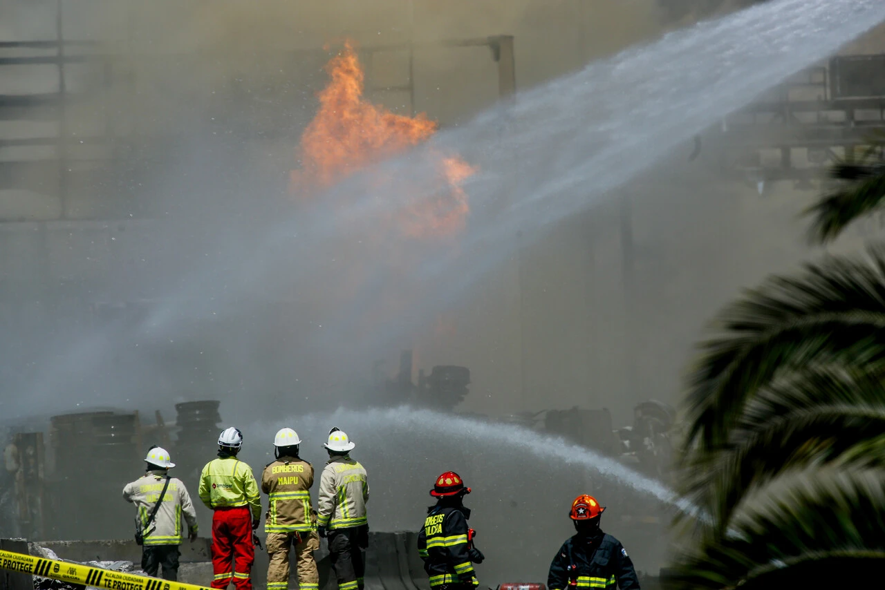 Confirman que 16 de los 17 heridos por explosión de camión de gas en Renca siguen en riesgo vital