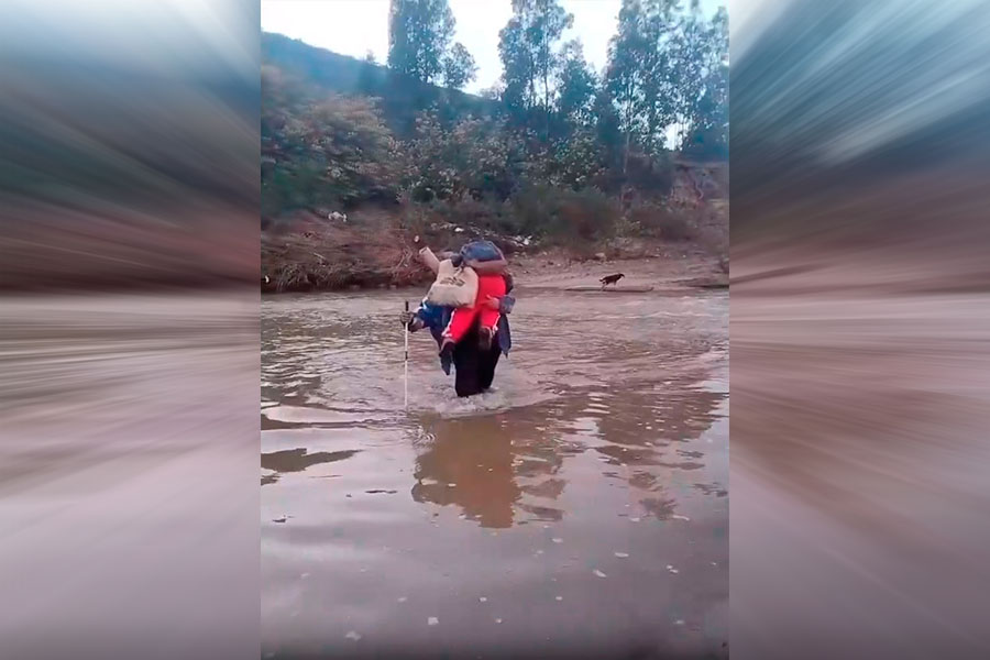 VIDEO| Padre no vidente vive denigrante situación: Cruza a hijos en frías aguas del Marga-Marga ante falta de puente