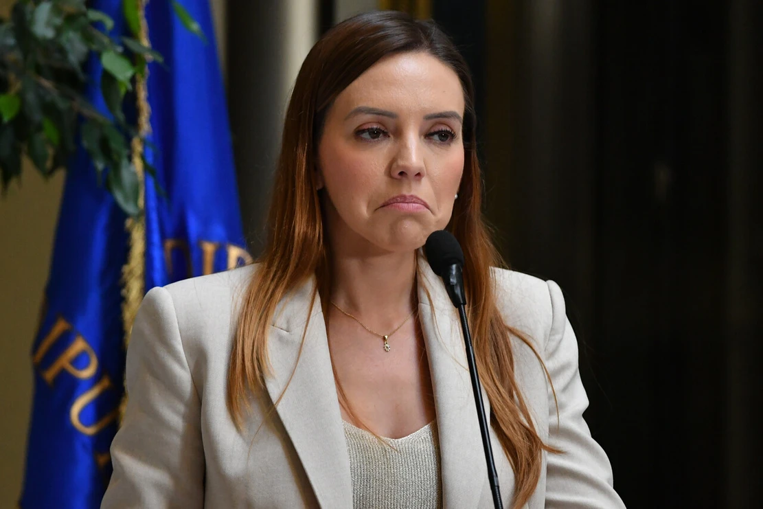 Contraloría actúa tras denuncia contra madre de Camila Flores: Investiga presunto uso de licencias médicas falsas