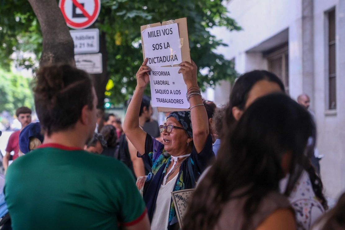 Trabajadores judiciales argentinos protestan contra la reforma laboral de Milei