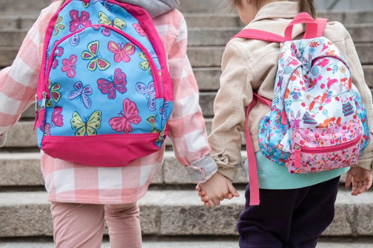 Mochila escolar: cuánto es el peso máximo que deben cargar niñas y niños para evitar escoliosis