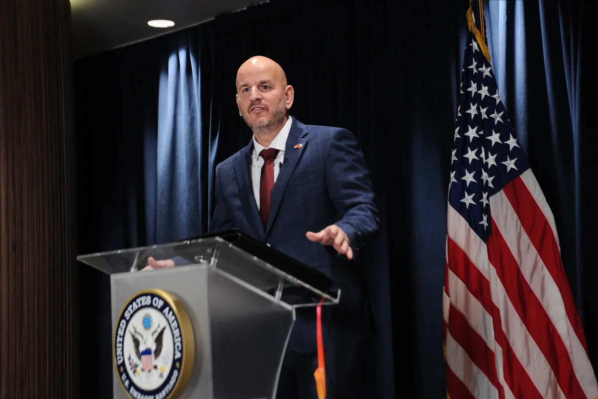 Piden declarar a embajador de EEUU en Chile como persona non grata por tratar como "colonia" al país