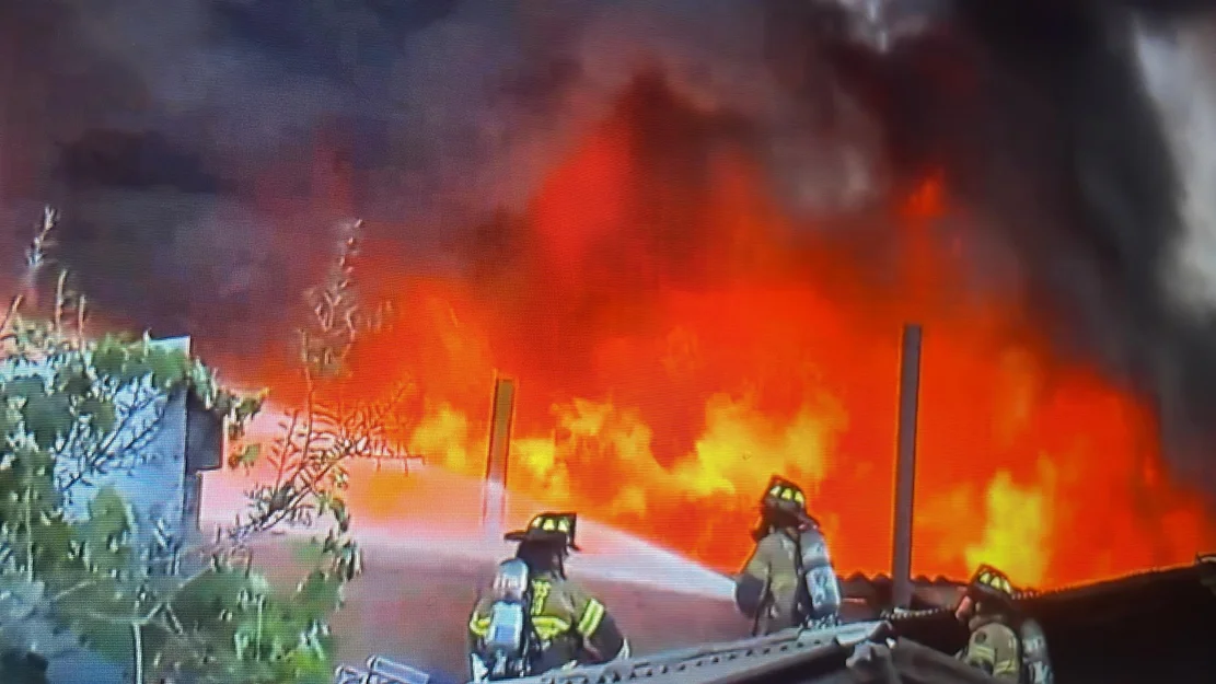 Incendio estructural de grandes dimensiones en fábrica de telas de Independencia: Humo se ve de todo Santiago