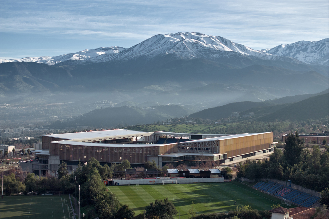 El Claro Arena de la UC: Alquimia sostenible de US$50 millones y “Edificio del año 2026” para ArchDaily