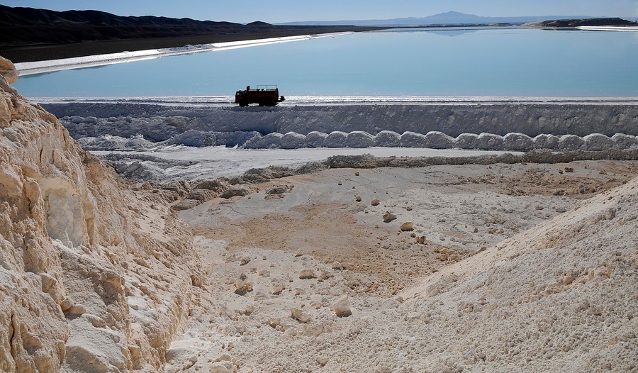 8 salares protegidos entre Arica y Atacama quedan abiertos a extraer litio y alarman a científicos