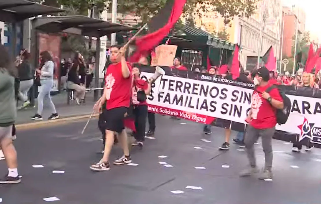 Alameda completamente cortada en Súper Lunes de marzo: Pobladores protestan por subsidios habitacionales