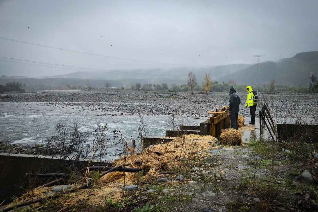Derrumbes, caminos cortados y personas aisladas: Los estragos del intenso sistema frontal en el centro sur