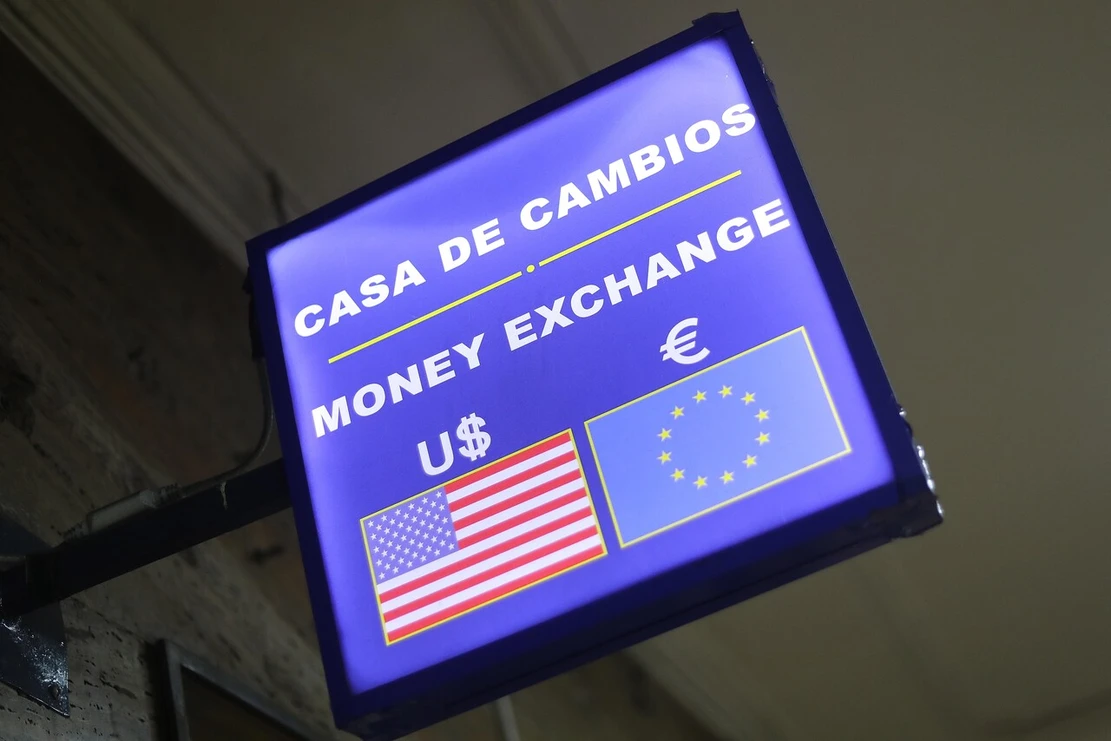 Primer efecto en Chile tras ataque de EE.UU. e Israel a Irán: Dólar tiene súbita alza este lunes