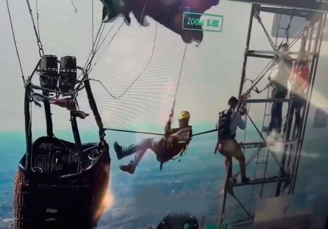 VIDEO| Dos personas son rescatadas tras chocar en globo aerostático con antena de edificio a más de 300 metros de altura