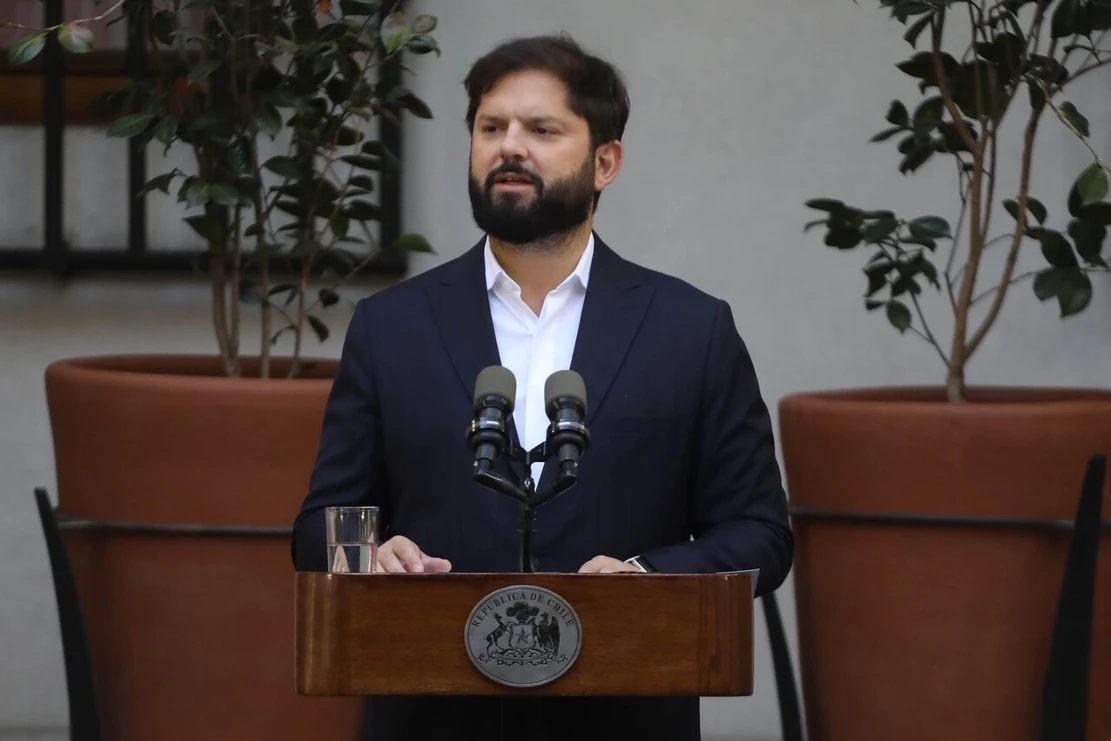 Presidente Boric ofrece tregua a Kast para seguir con traspaso de mando: 