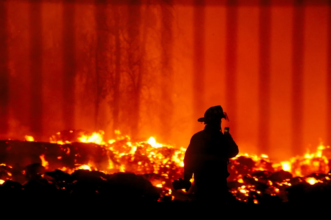 Incendio en Papelera de Puente Alto genera evacuaciones de barrios y obliga a suspender clases
