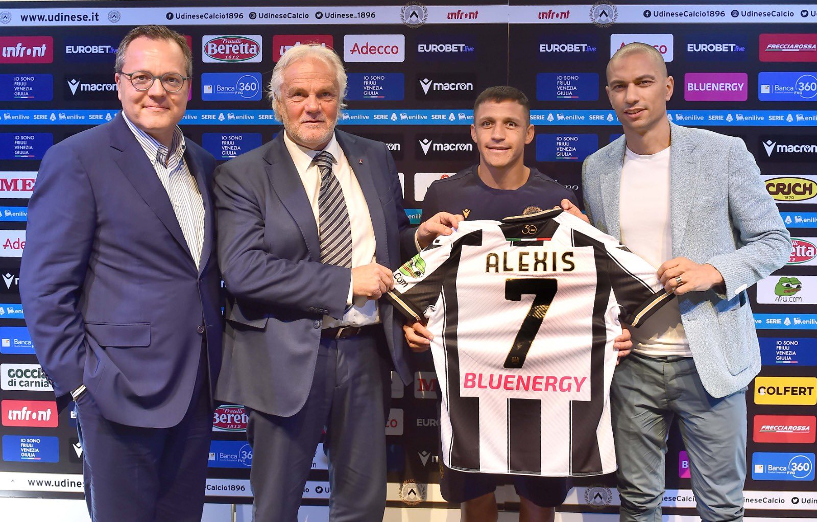 Alexis Sánchez es presentado en Udinese con una camiseta que tiene un meme con mucha historia