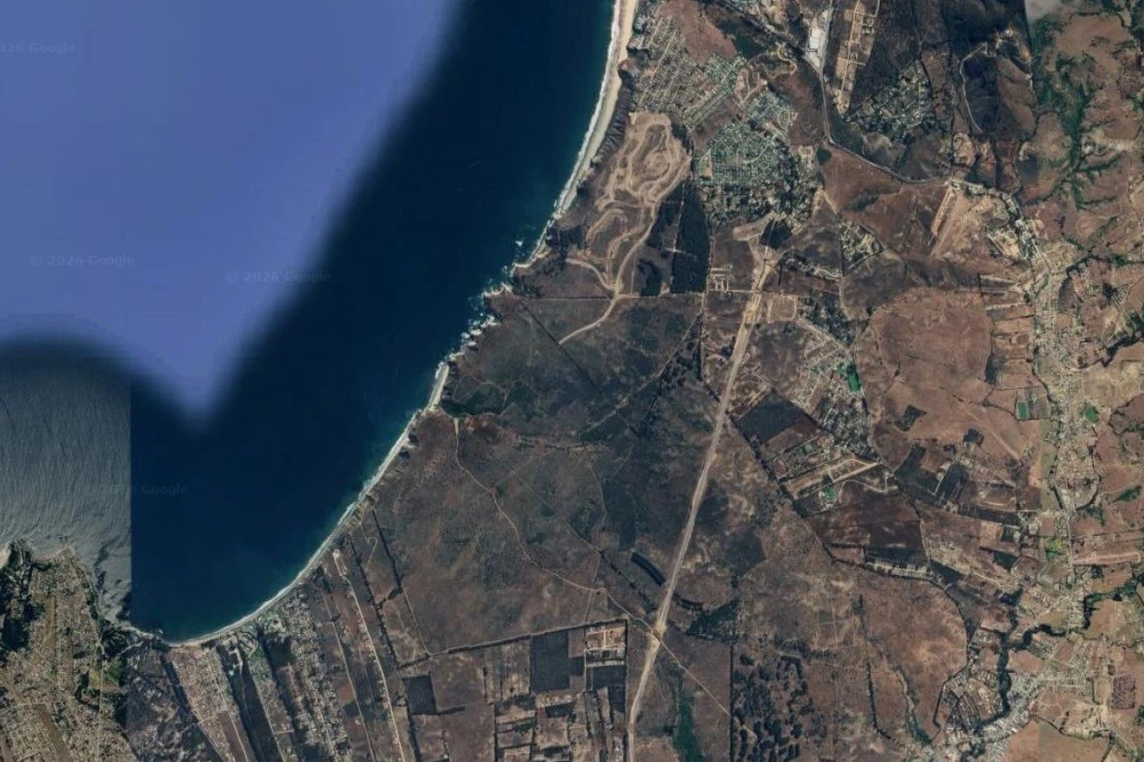 Pulmón verde frente a acantilados de Quirilluca en Puchuncaví, rodeado de proyectos inmobiliarios.