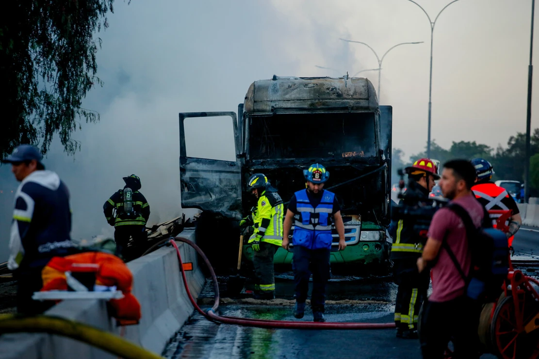Otro camión se incendia en carretera de Santiago: Caos vial por kilométrica congestión en Ruta 5