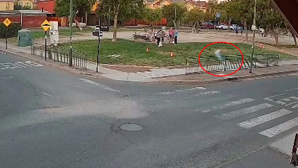 Discutió con niños en una plaza y les lanzó un petardo que explotó cerca: Denuncian a adulto por irracional acción en Maipú