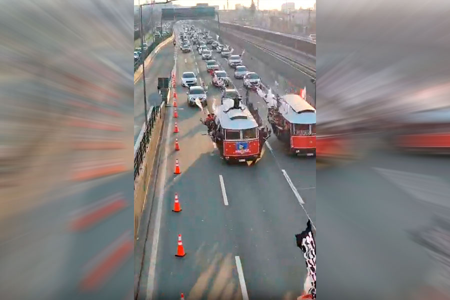 VIDEO| En tranvías por Américo Vespucio: Llegada de hinchas de Colo-Colo es viral total en Latinoamérica