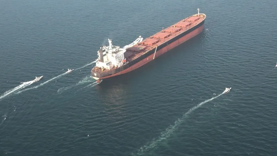 Ataque a buque griego eleva al máximo las tensiones en el Estrecho de Ormuz: Se teme un bloqueo total