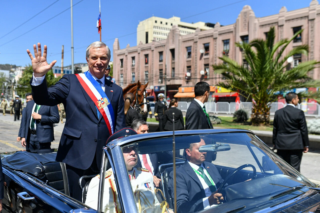 José Antonio Kast asume como presidente: Anuncia prontos decretos y recibe carta de manos de Gabriel Boric