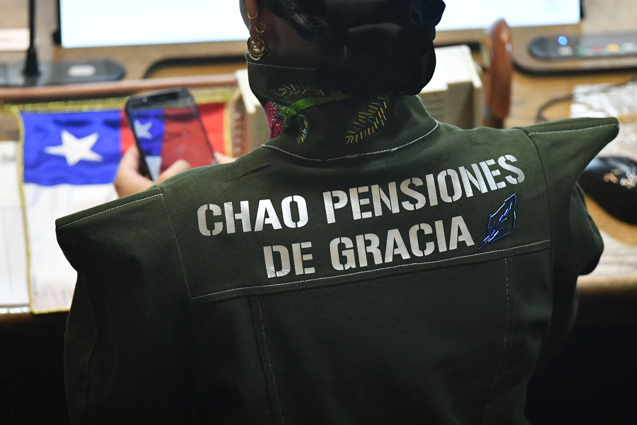VIDEO| Diputada Javiera Rodríguez jura en el Congreso con tenida inspirada en Carabineros y mensaje “chao pensiones de gracia”